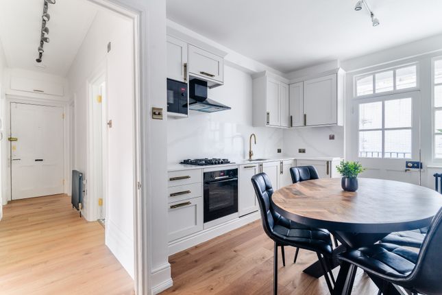 Flat for sale in Broad Court, London