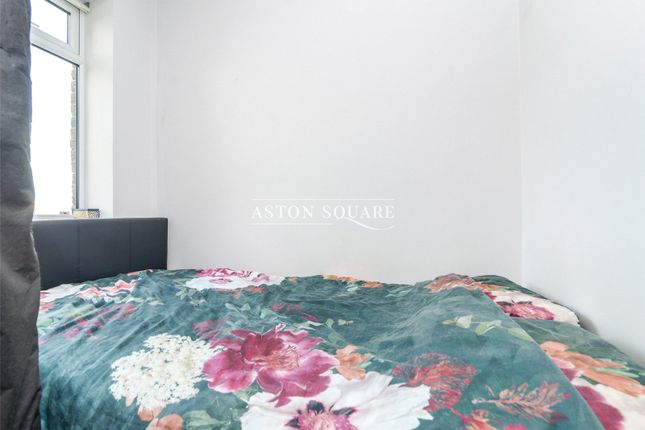 38b,, Sheen Lane, London photo 4