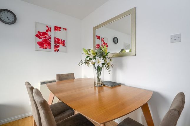 45, Shaw Drive, Walton-On-Thames photo 4