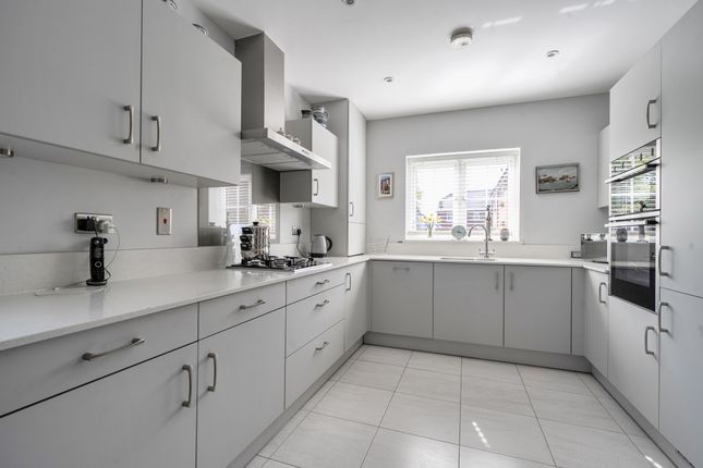 2, Maddoxwood, Chichester photo 4
