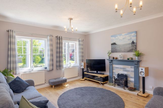 4 Cornwallis Close, Caterham photo 2