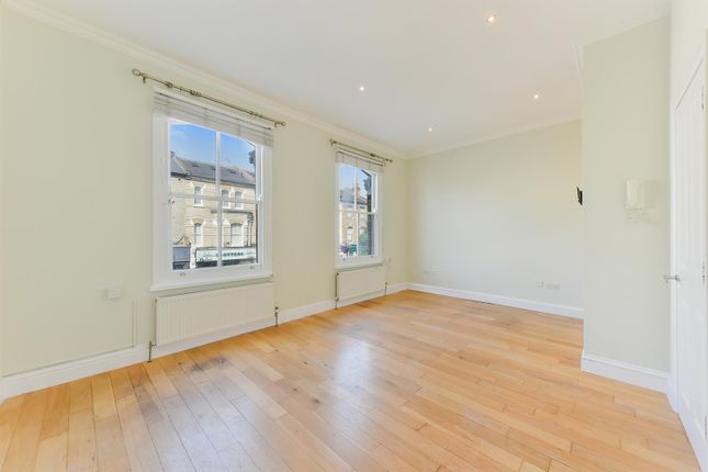 Flat to rent in Northcote Road, London