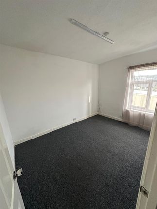 31, Wakefield Road, Stalybridge photo 4