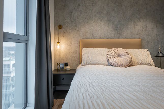 A Stylish And Well-Lit Double Bedroom Featuring Mo...