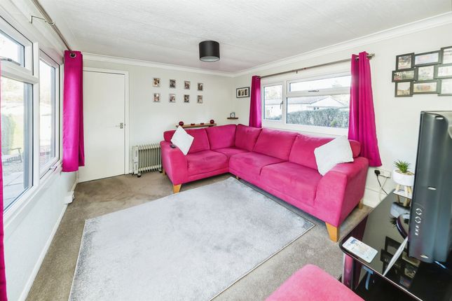Thumbnail Mobile/park home for sale in Lark Rise, Turners Hill, Crawley