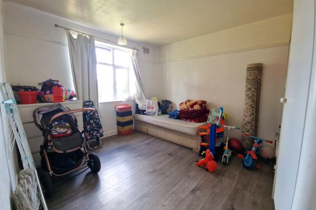 26 Canons Park Close, Edgware photo 4