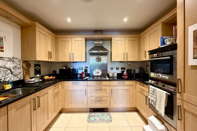19 Heathside Court, High Road, Bushey photo 3