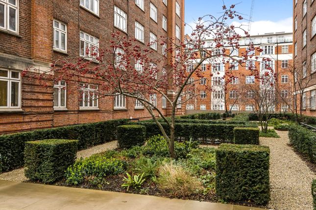 Flat for sale in St Johns Wood, London
