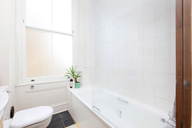 Flat to rent in Wandsworth Road, Clapham, London