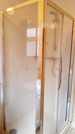 Room 2, Top Floor Flat, 9, Whitley Street, Berkshire, UK photo 3