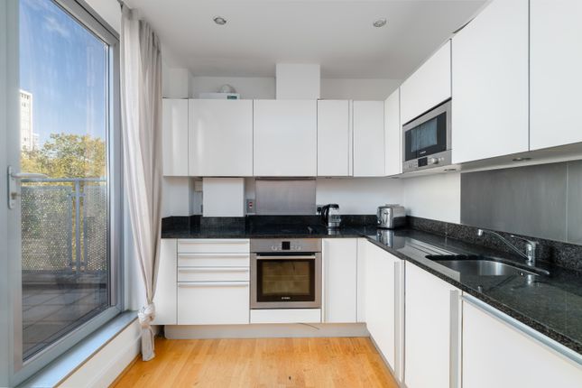 Flat 13, 24 Bartholomew Square, London photo 4