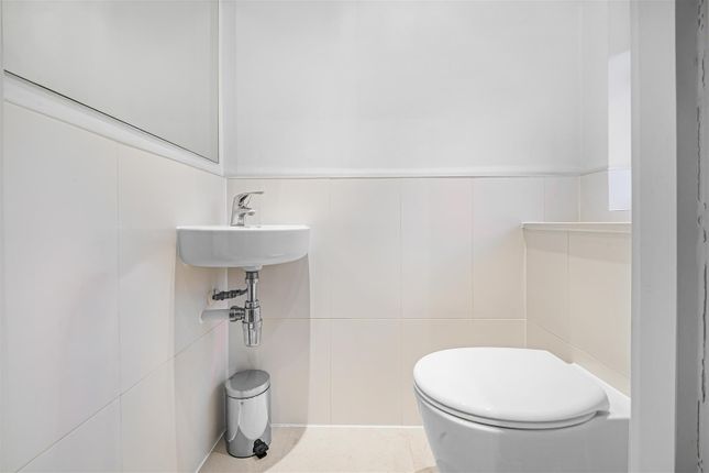 9, Woodside, Addlestone photo 4