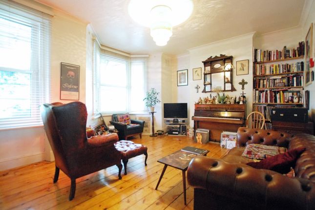 Flat to rent in Benthal Road, London