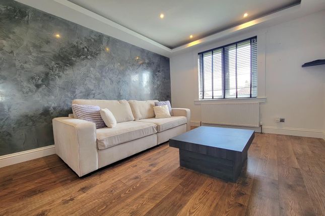 32, Henderson Park, Leven photo 2