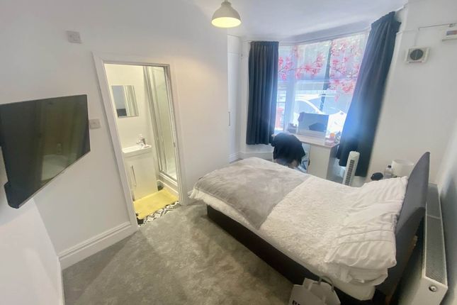 5-bed house on Swansea, £2,625/mo