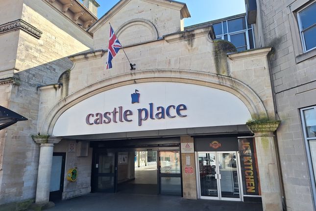 Retail premises to let in Castle Place, Trowbridge