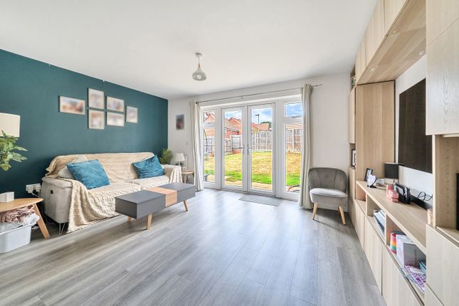 64, Chapman Drive, Bracknell photo 2