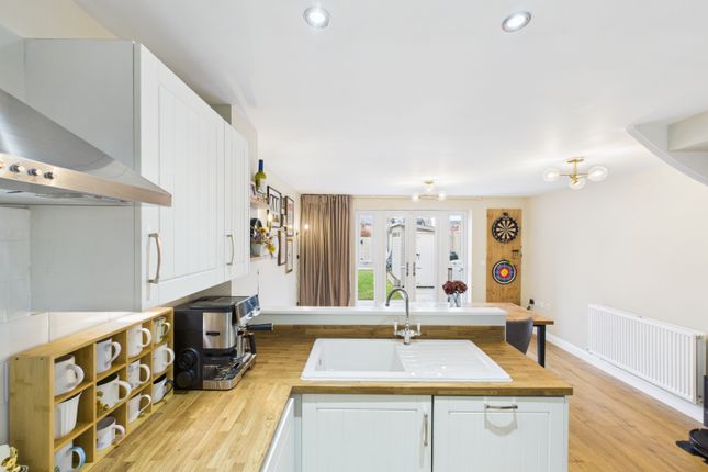 28, Waterton Close, Leeds photo 4