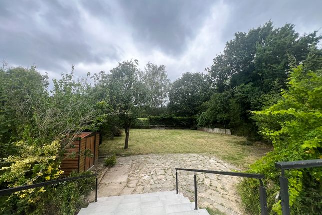 Lyndhurst Rise Ig7