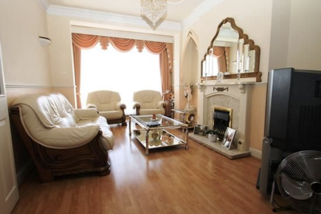 26, St. Thomas Gardens, Ilford photo 3