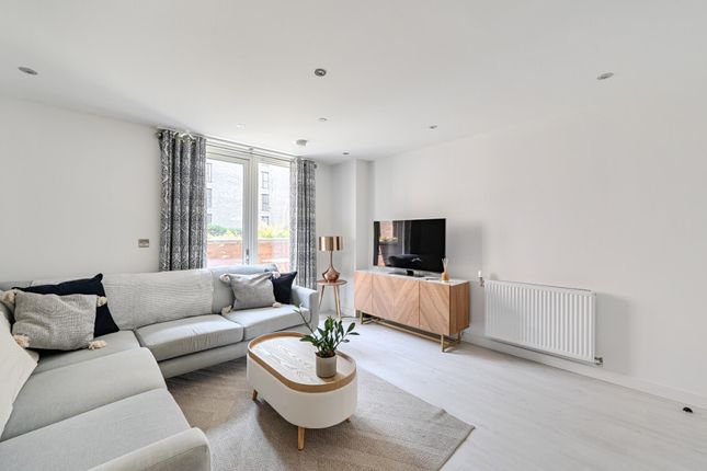 12 Frogley Park, Barking photo 3