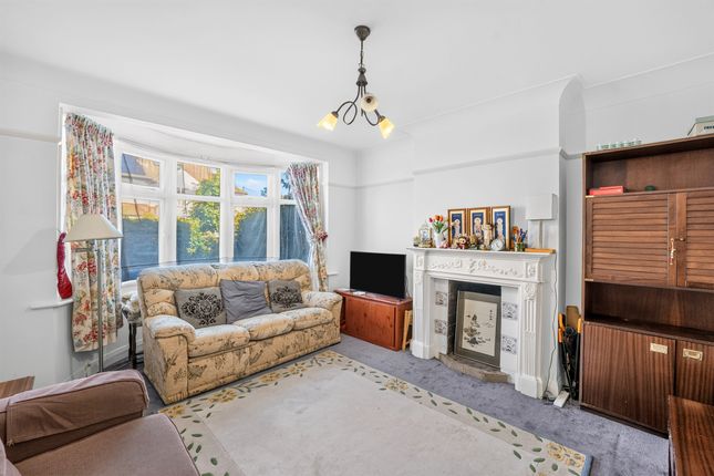 10, Elsrick Avenue, Morden photo 4