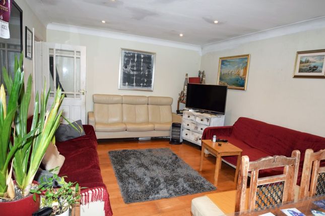 Flat for sale in Meadway Court, The Ridings, Ealing