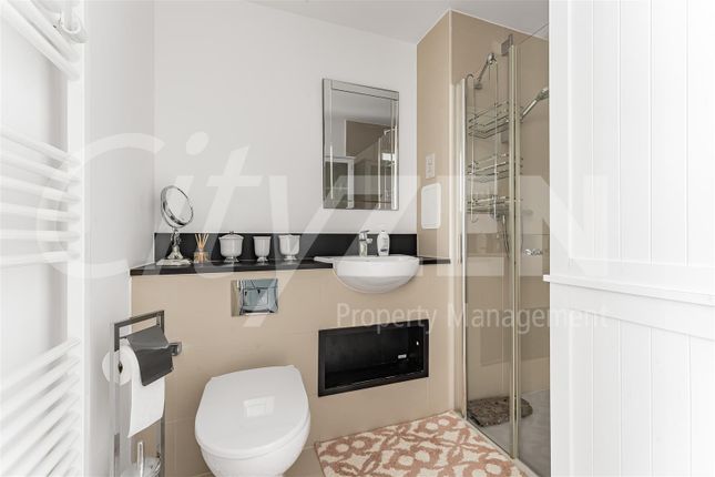 24 Cable Walk, London photo 4
