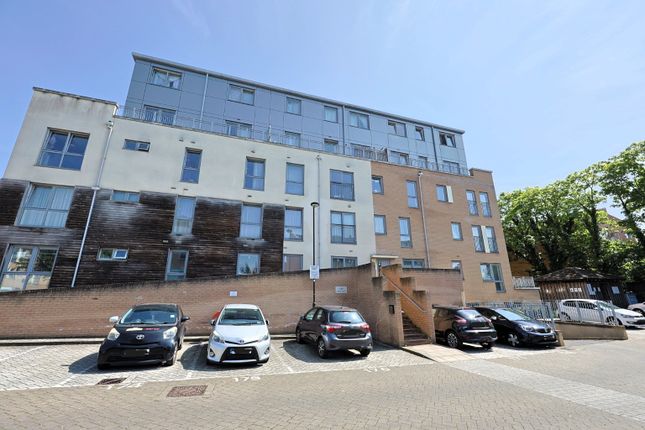 Thumbnail Flat for sale in Cameron Crescent, Edgware