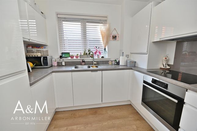 Flat for sale in Woodbury Crescent, Ilford