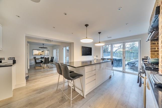 4, Eden Close, Surrey photo 3