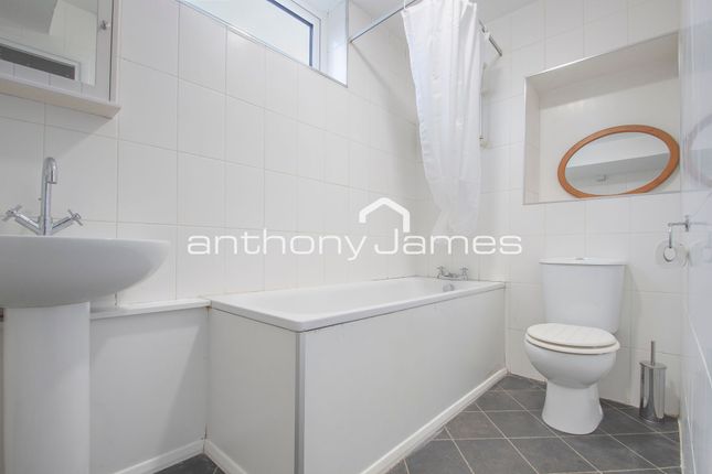 Flat 11, Pickwick Court, London photo 2