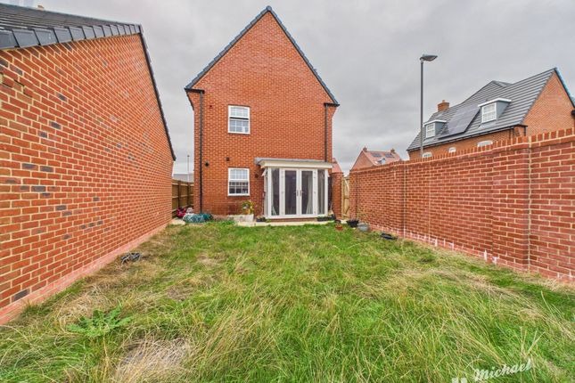35 Sutton Grove, Aylesbury photo 3