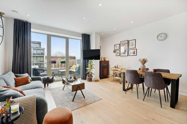 Thumbnail Flat for sale in Balham High Road, London