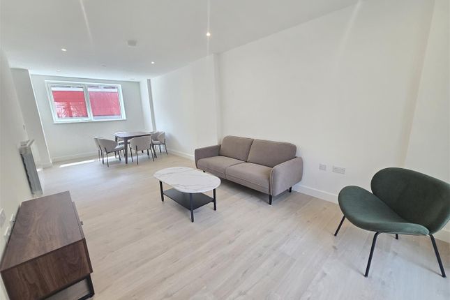 3-bed house on Flat 107, 4, Langham Grove, London, £2,800/mo