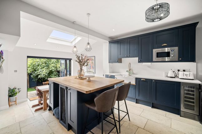 108, Lessingham Avenue, London photo 3