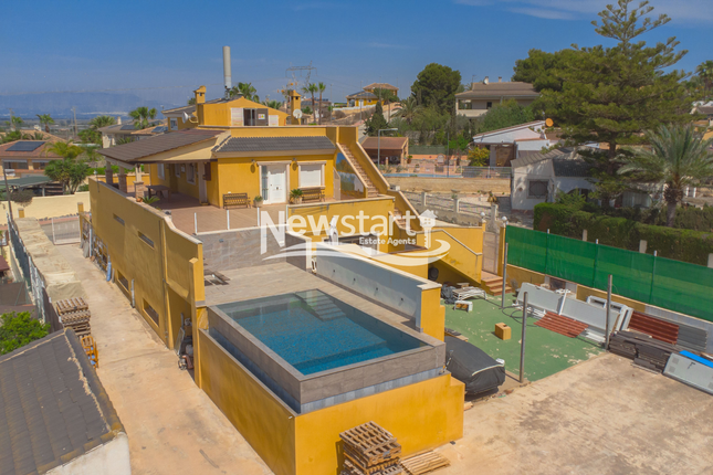 Property for sale in Alicante, La Marina, Urb El Oasis