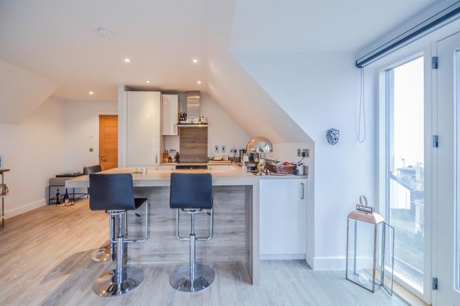 Flat 11 The Victoria, Bell Sands, Leigh-On-Sea photo 3