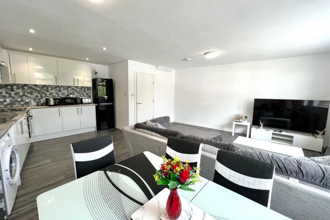 98A, Frindsbury Road, Rochester photo 3