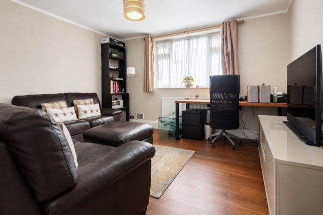 Avenue Court, Claybury Broadway, Ilford photo 4