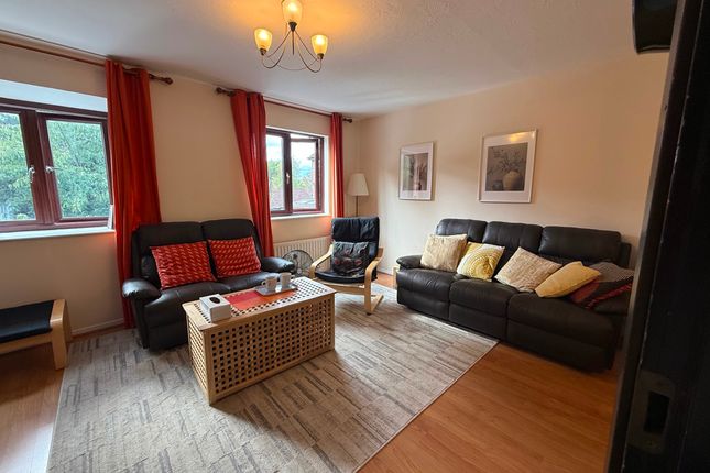 14 Wyke Close, Isleworth photo 3