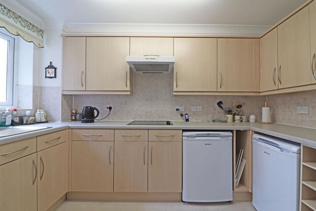 27 Linters Court, London Road, Redhill photo 3