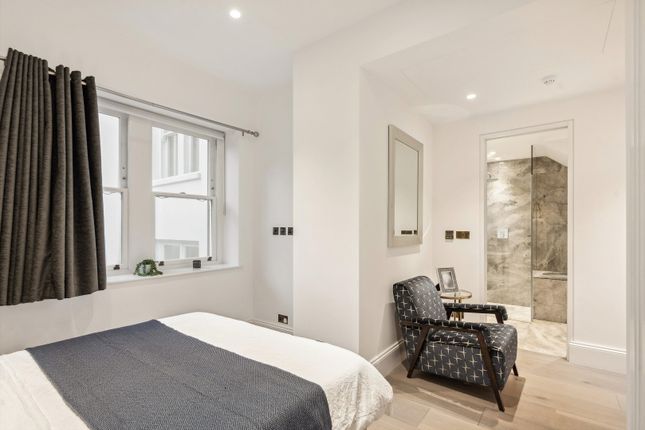 Flat to rent in Palace Court, London