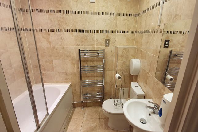 Flat 1, Rom View House 9, Como Street, ROMFORD photo 3