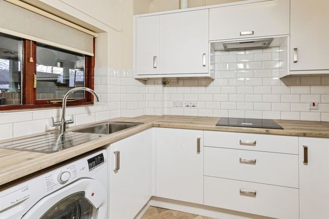 31, Emmbrook Court, Reading photo 3