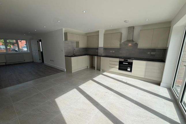 14A Wednesbury Gardens, Romford photo 2