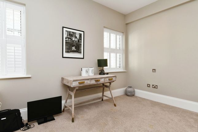 Flat for sale in New Road, Brentwood, Essex