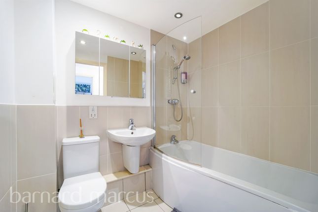 Flat for sale in Fusiliers Way, Hounslow