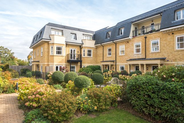 3-bed flat on 17 The Malthouse, 50, Portsmouth Road, Surrey, £795,000
