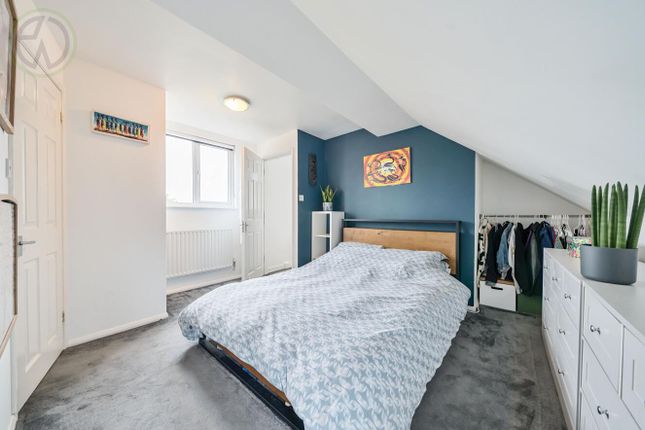 Maisonette for sale in Courtney Road, Colliers Wood, London